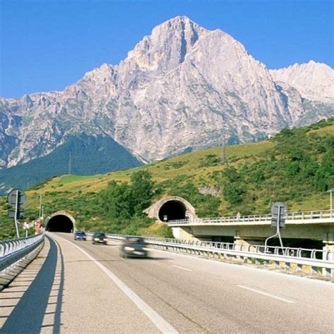 Traforo autostradale del Gran Sasso .